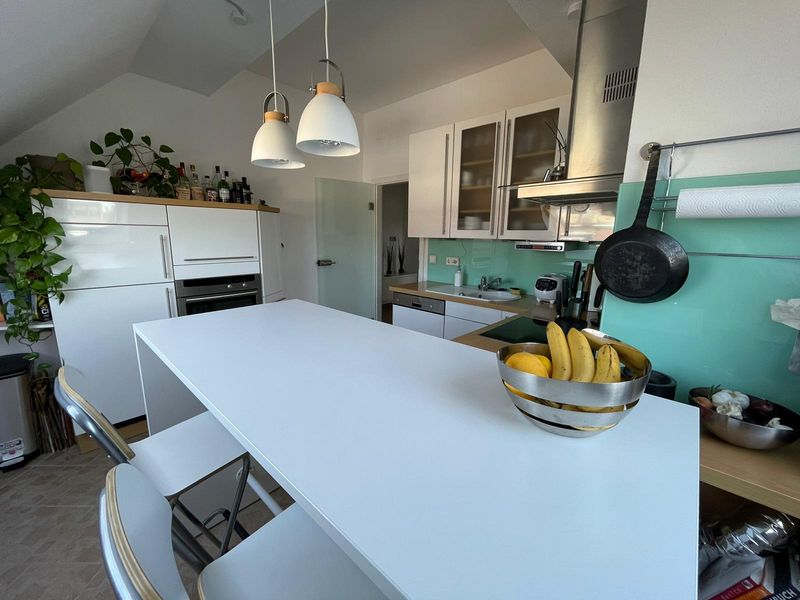 Lichtdurchflutete 3-Zimmer-DG-Wohnung mit Balkon und EBK